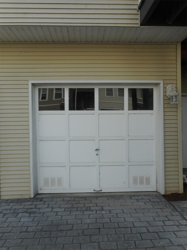 Building Photo - 204 Seneca Way