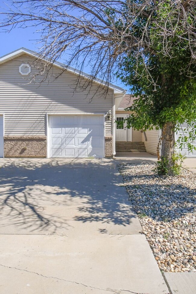 Building Photo - 1420 E Redwood Blvd