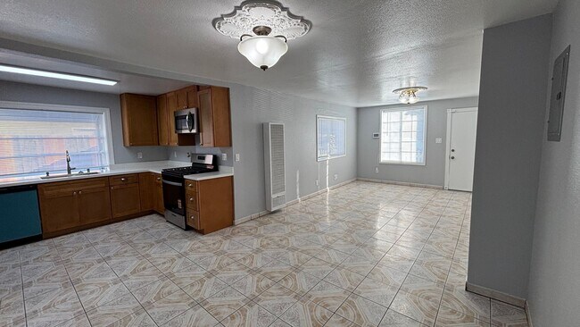 Foto del edificio - Newly Renovated 3 Bedroom 1 Bath Single Fa...