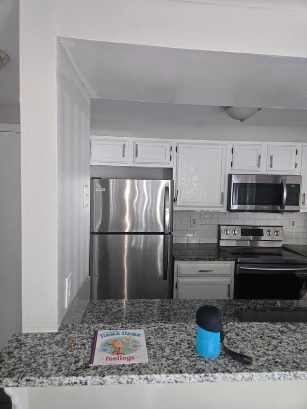 Foto principal - Room in Apartment on Arlyn Cir