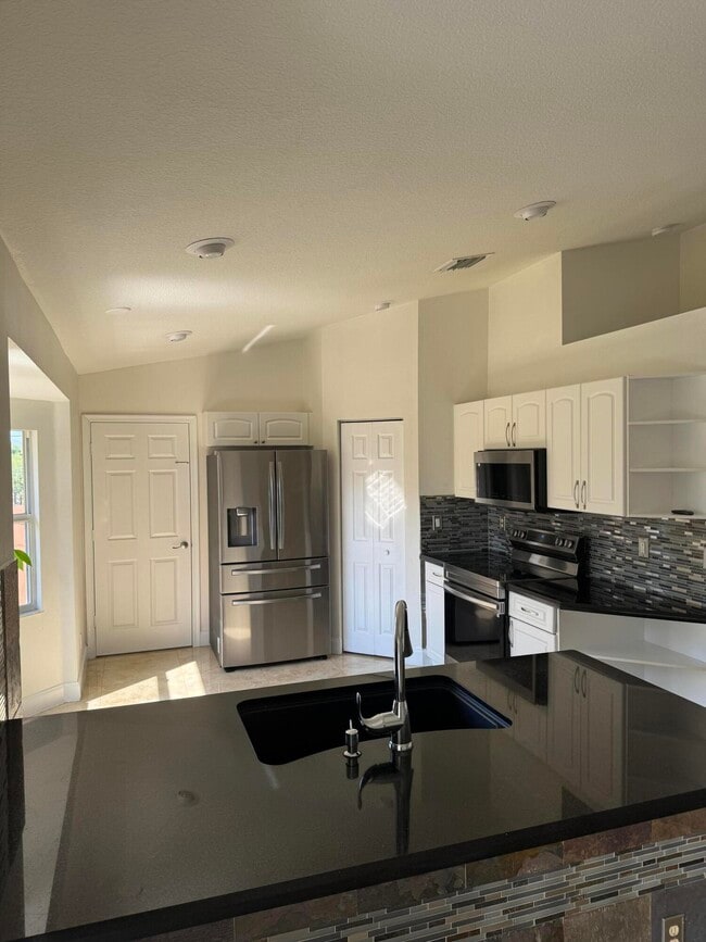 Foto del edificio - 3770 SW Darwin Blvd