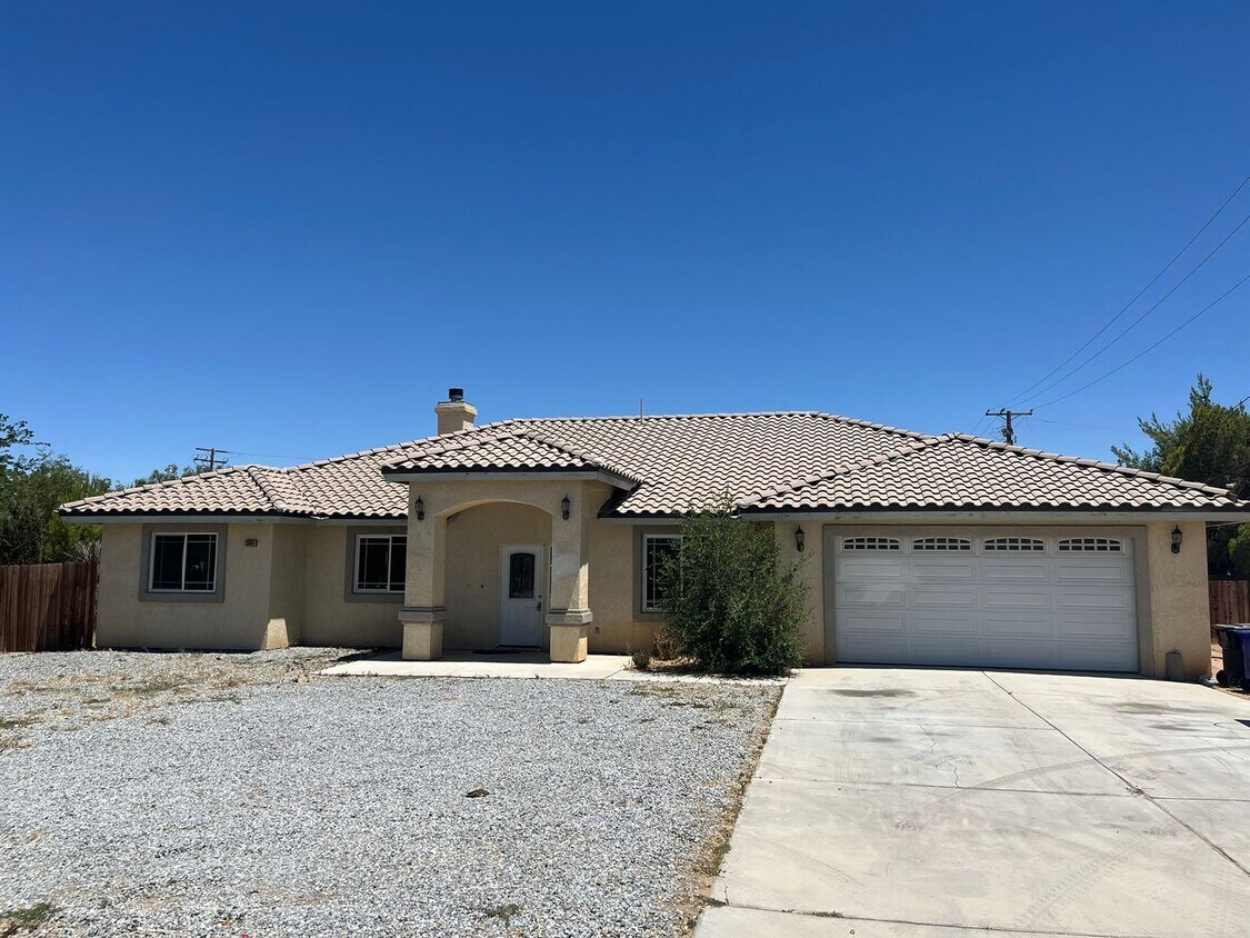 Foto principal - 4 bedrooms 2 bathroom home in Apple Valley!