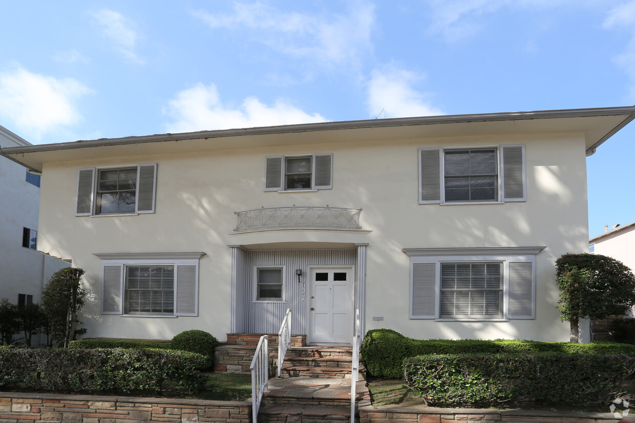Building Photo - 623-627 Kelton Ave