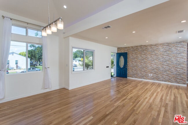 Building Photo - 5400 W 82nd St