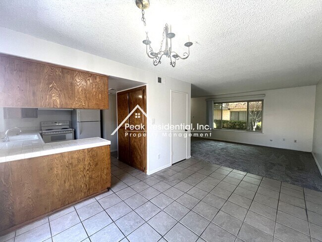 Foto del edificio - Spacious Carmichael 2bd/2.5ba Townhouse wi...