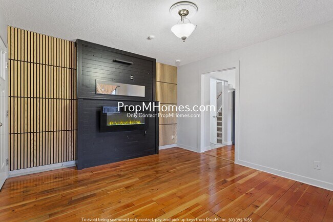 Foto del edificio - Spacious and Charming 3-Bedroom Home with Bonus Room in Vibrant Hazelwood!