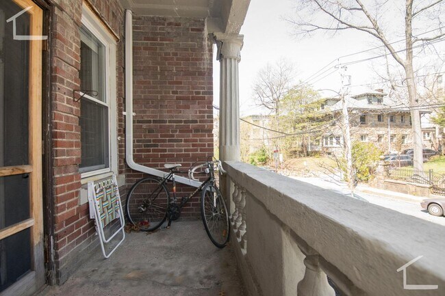 Foto del edificio - Huge 2 bed unit with the landlord paying the broker's fee for 9/1!!