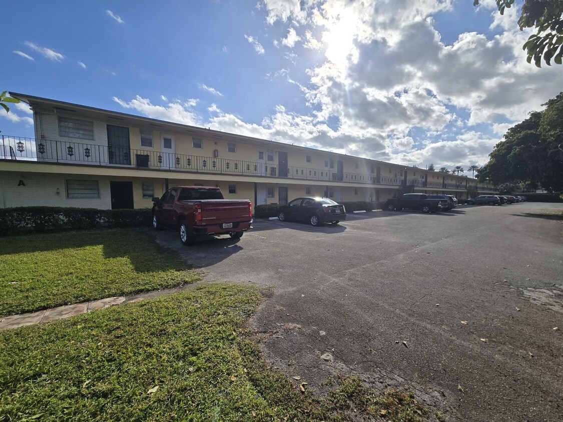 2-Bed, 2-Bath Miami Condo in HOA Community – Pool, Laundry On-Site - 2-Bed, 2-Bath Miami Condo in HOA Community – Pool, Laundry On-Site