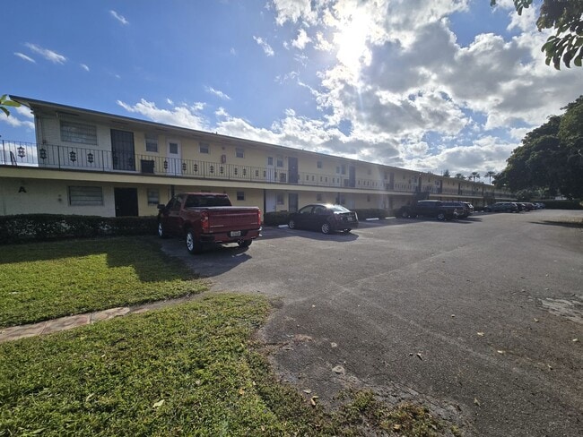 2-Bed, 2-Bath Miami Condo in HOA Community – Pool, Laundry On-Site - 2-Bed, 2-Bath Miami Condo in HOA Community – Pool, Laundry On-Site
