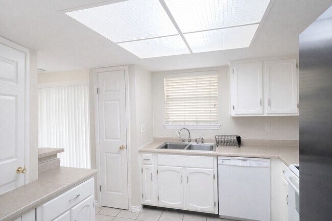 Foto del edificio - 14555 Wunderlich Dr