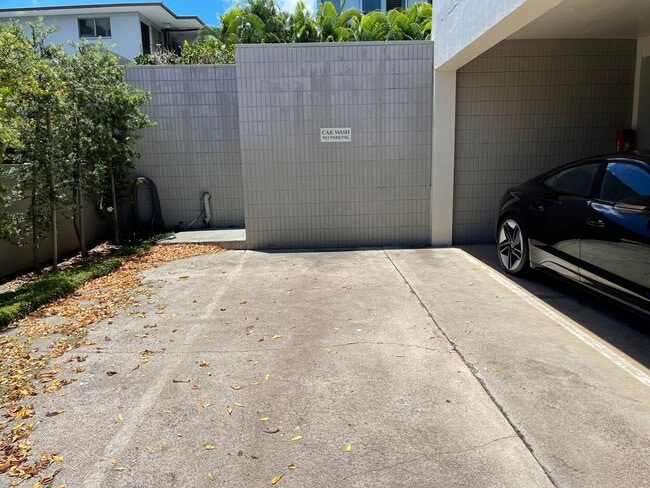 Building Photo - Picturesque Punahou Apartment