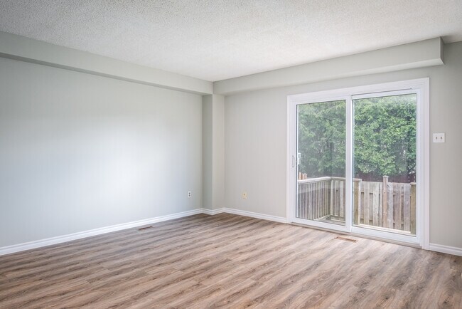 Photo du bâtiment - SPACIOUS THREE BEDROOM TOWNHOME IN POND MILLS AREA