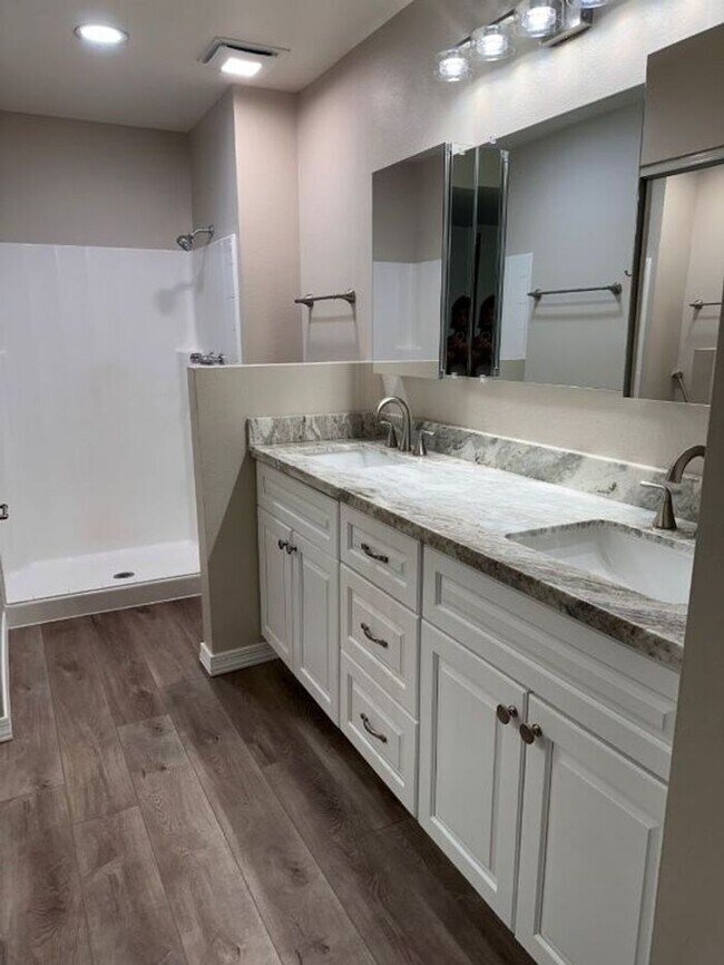 Foto del edificio - 7930 E Arlington Rd