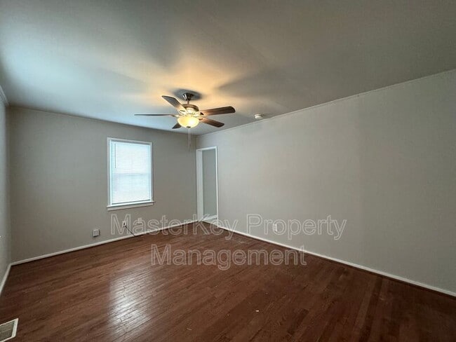 Building Photo - 1709 Oakwood Ave