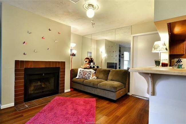 Foto del edificio - 4441 Old College Rd