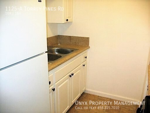 Building Photo - 1125 Torrey Pines Rd #A - 1 bedroom with g...