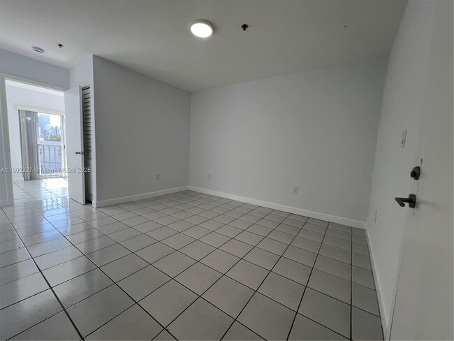 Building Photo - 717 SW 11th Ave