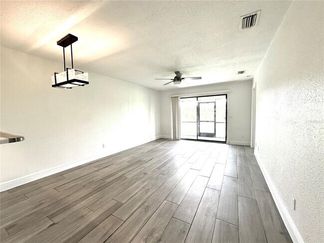 Foto del edificio - 26305 Explorer Rd