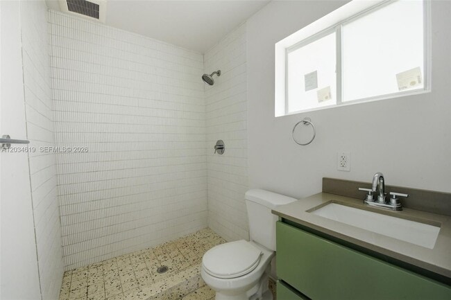 Foto del edificio - 127 NW 74th St