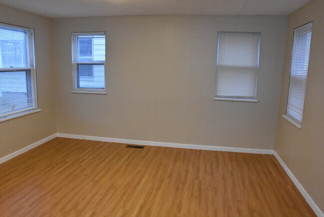 Building Photo - 537 Baldwin St