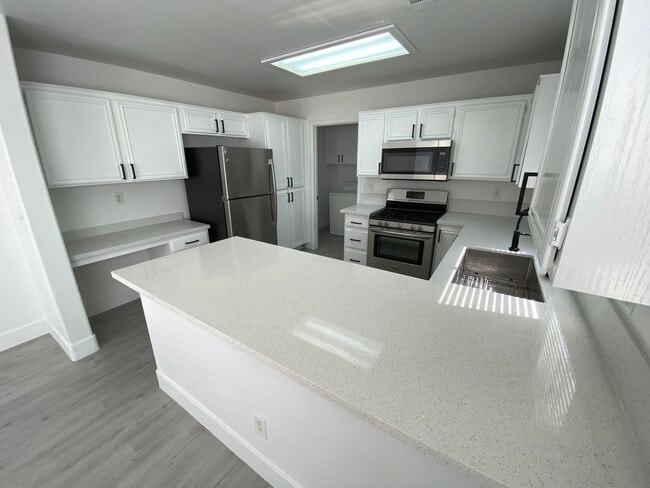 Building Photo - Charming 3 Bed/3Bath Townhome nestled in t...