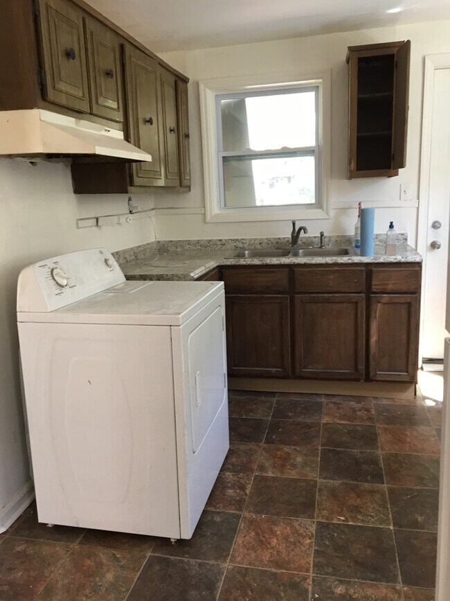 Building Photo - Renovated single family in great location ...
