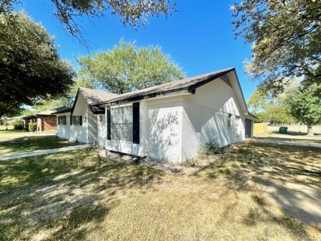 Building Photo - 501 Karnes Dr