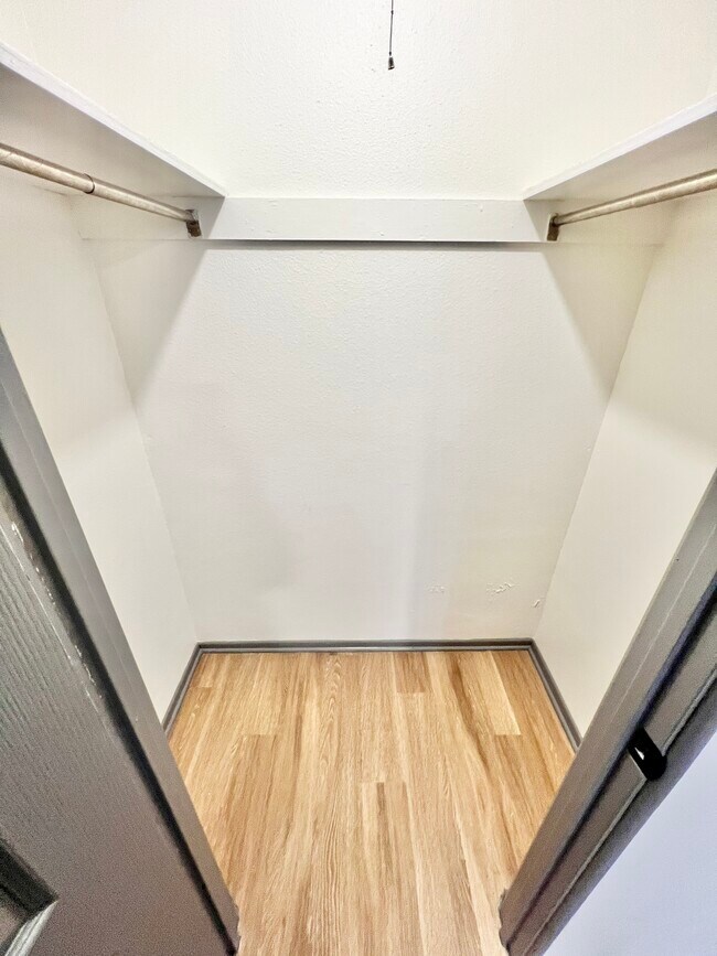 Experimente el lujo de un espacioso vestidor, perfecto para organizar su guardarropa. - Melody Apartments