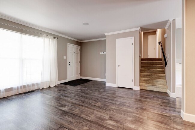 Foto del edificio - Spacious 4-Bedroom Home with Private Backyard and Solar Savings – Prime Location!