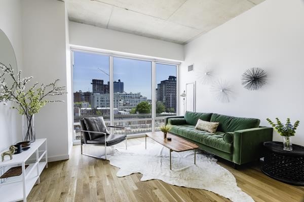 Foto principal - 22-22 Jackson Avenue
