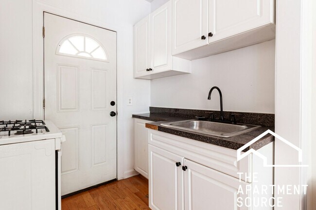 Foto del edificio - 3823 N Greenview Ave