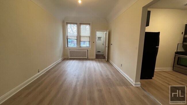 Building Photo - FRESHLY RENOVATED 3 BEDROOMS  /2 FULL BATH...