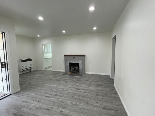 Building Photo - 840 W 127th Pl