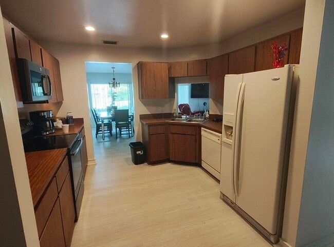 Foto del edificio - 616 White Water Dr