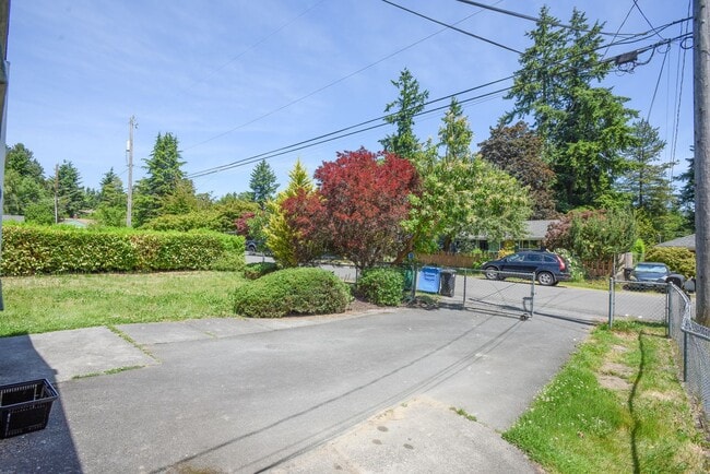 Building Photo - Bright and spacious 3BR/1.75BA Single Fami...