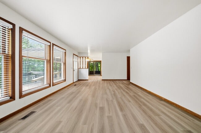 Building Photo - 11 Vitoria Ln