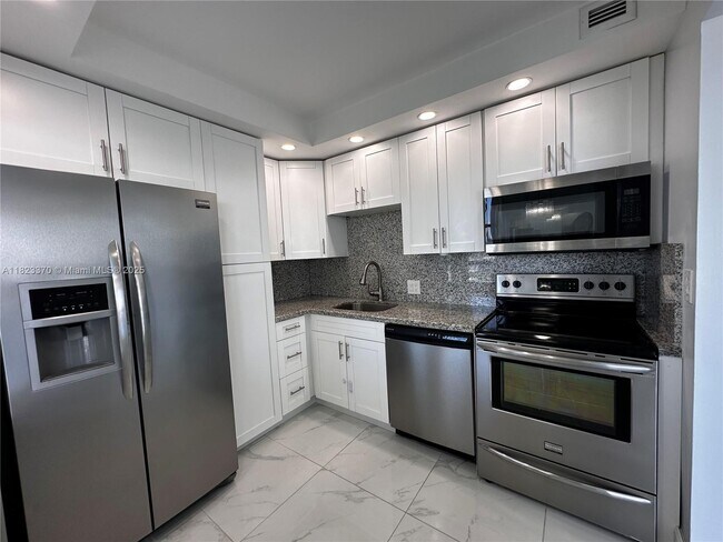 Foto del edificio - 20335 W Country Club Dr