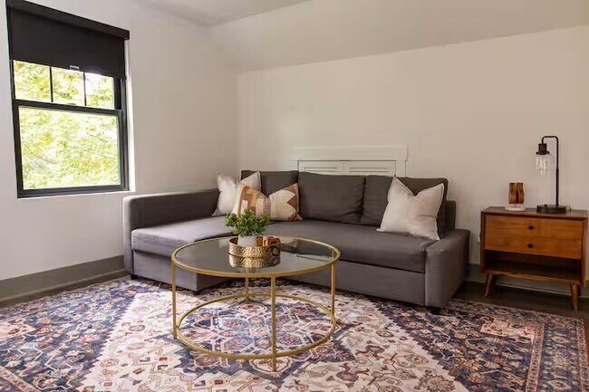 Fully furnished - 18115 Nottingham Rd