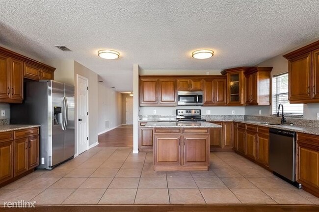 Building Photo - 4 br, 2 bath House - 2046 Knollcrest Dr