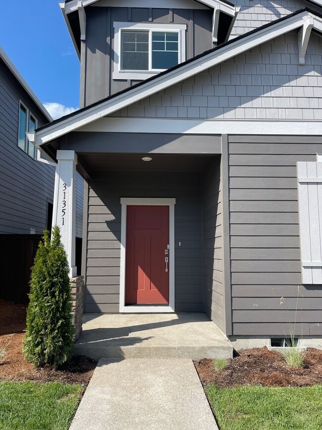 Building Photo - Stylish & Comfortable Living with Fireplace, Island Kitchen, and Private Suite, parks and playgro...
