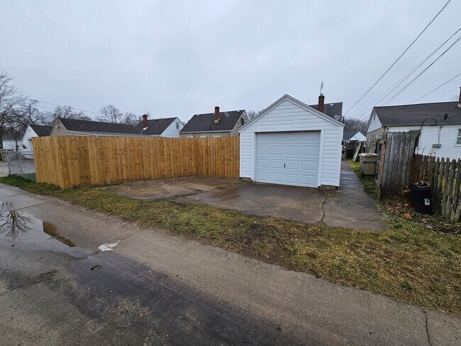 Building Photo - 3 bed, 1 bath, many ammenitites.