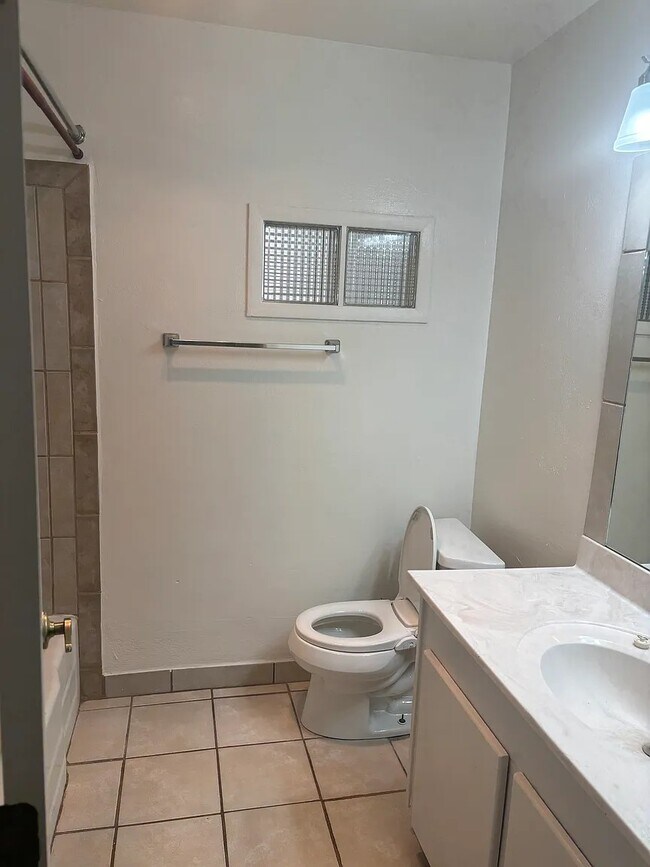 Foto del edificio - 1501 Tomasita St NE