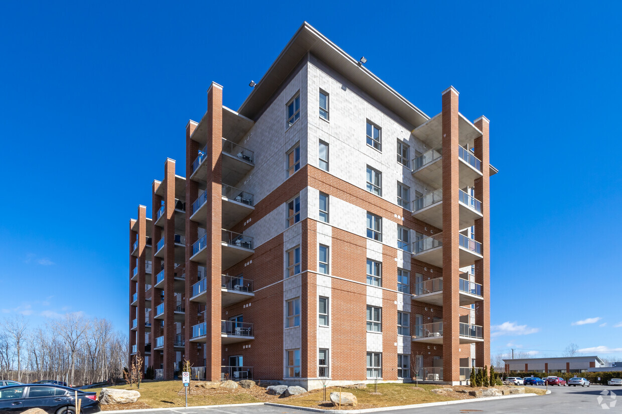 Building Photo - 1013 Champagne