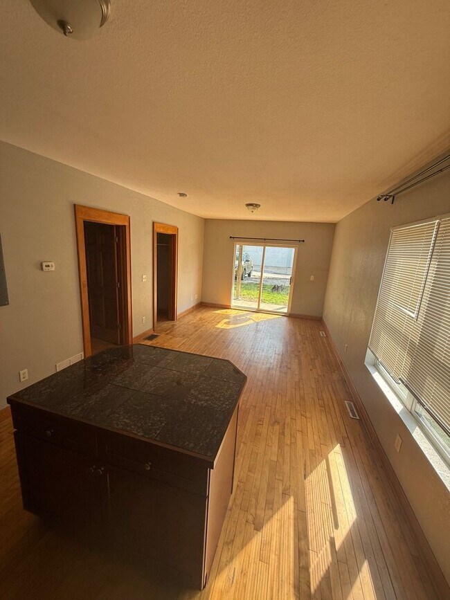 Foto del edificio - 2 Bedroom Lower Rear Unit on East Side