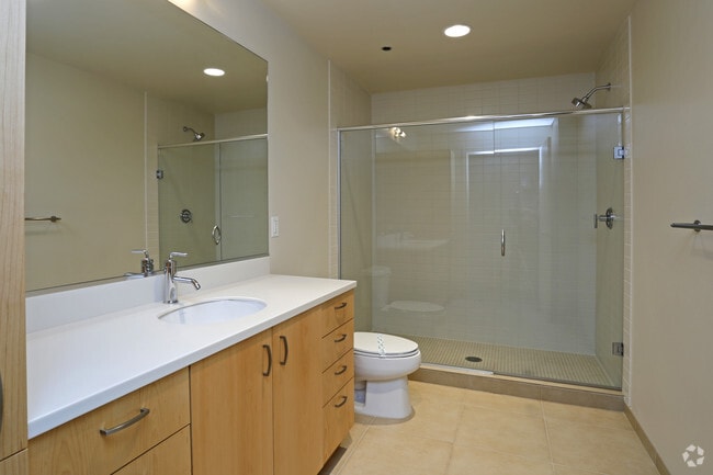 Interior Photo - 2121 Belmont