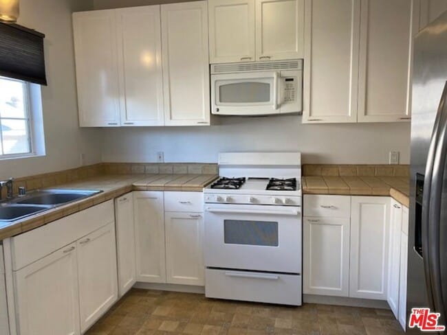 Building Photo - 5248 Satsuma Ave