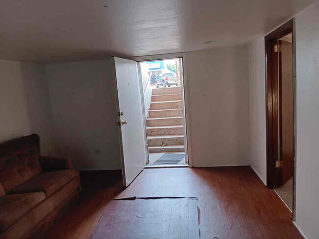 Building Photo - 418 E Overland