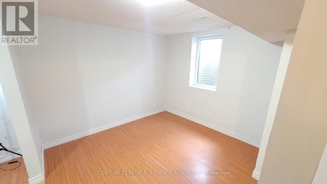 Photo du bâtiment - 23 Bruce Beer Dr