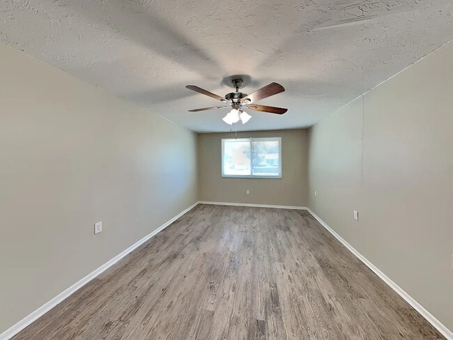 Building Photo - 2833 Linwood Dr