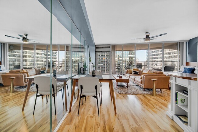 Foto del edificio - 300 N State St